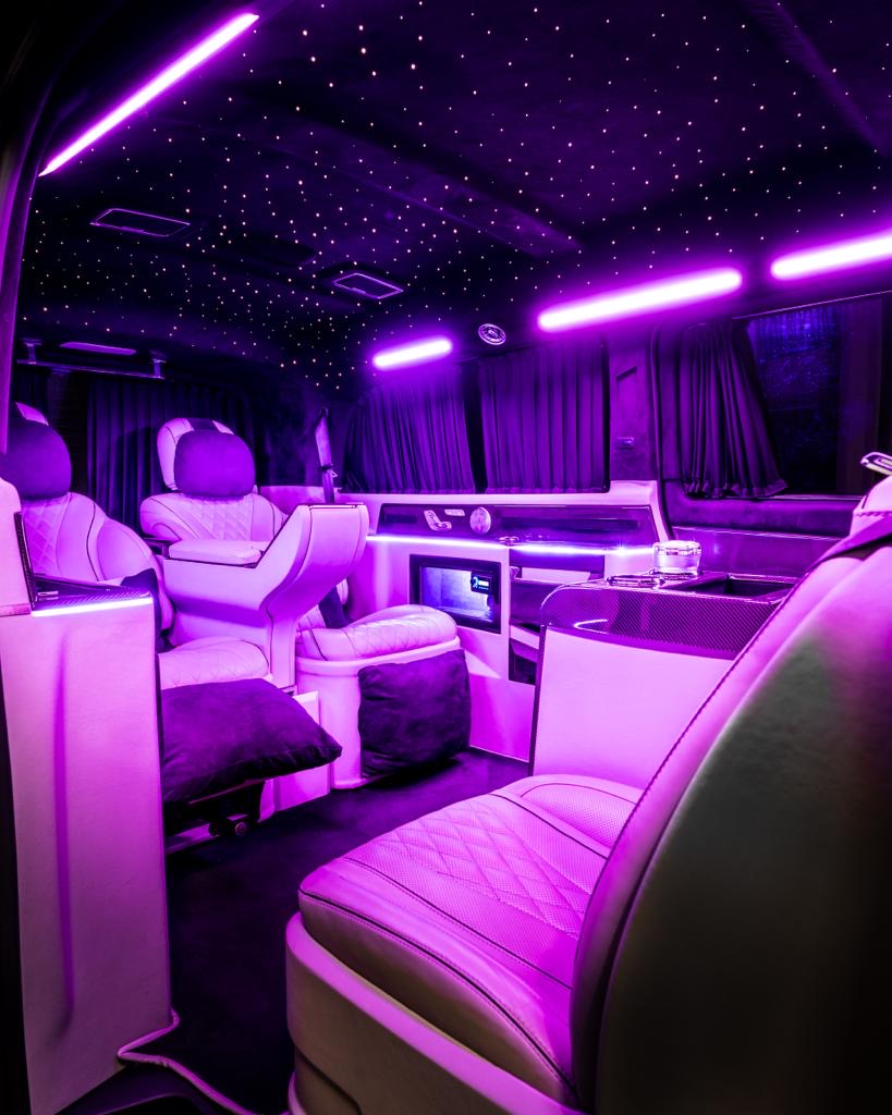 Van VIP Paris — Intérieur Sprinter VIP ambiance lumineuse LED et ciel étoilé, sièges cuir blanc première classe