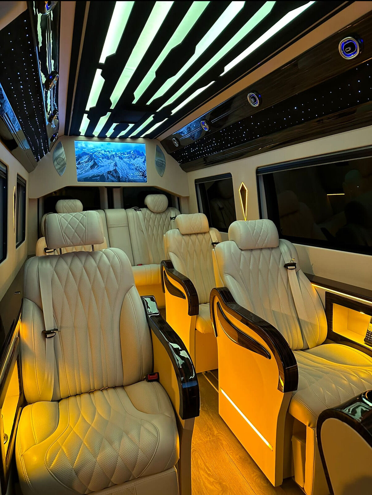 Intérieur Sprinter VIP Paris 9 passagers — sièges capitaine cuir blanc avec écran TV HD