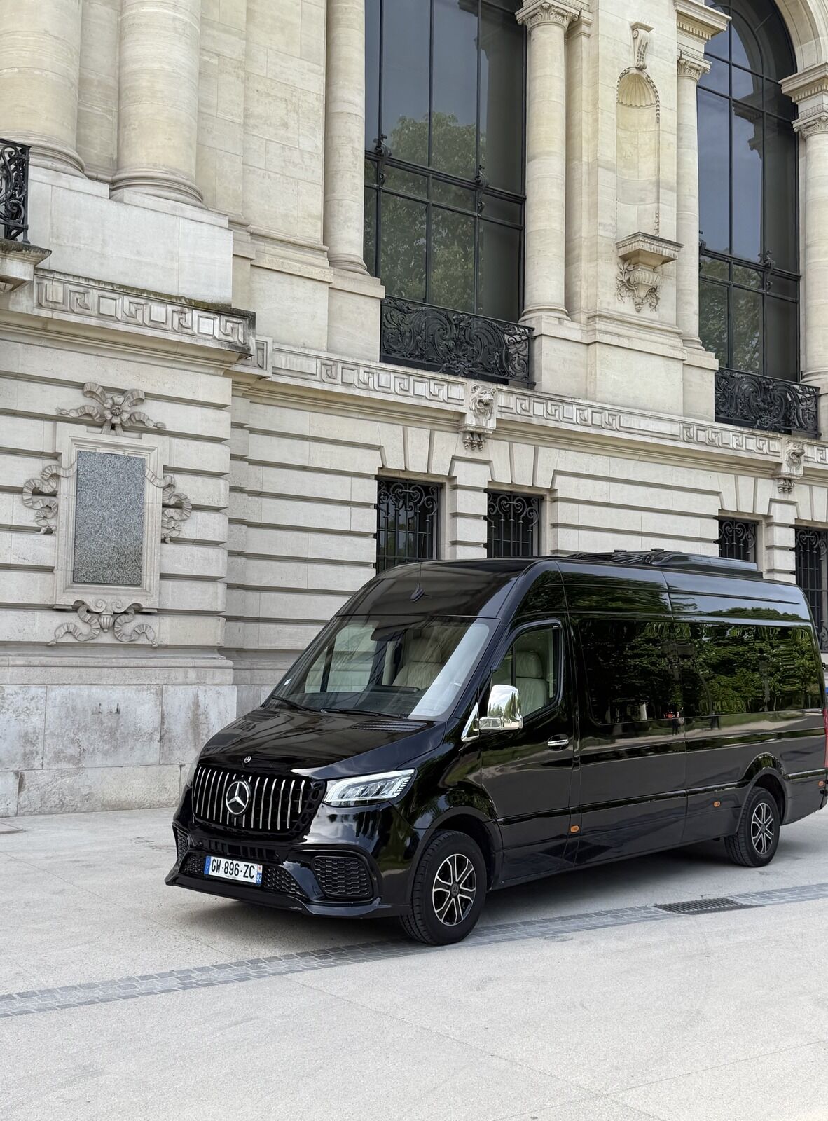Mercedes Sprinter VIP Paris noir devant le Petit Palais — chauffeur privé Paris