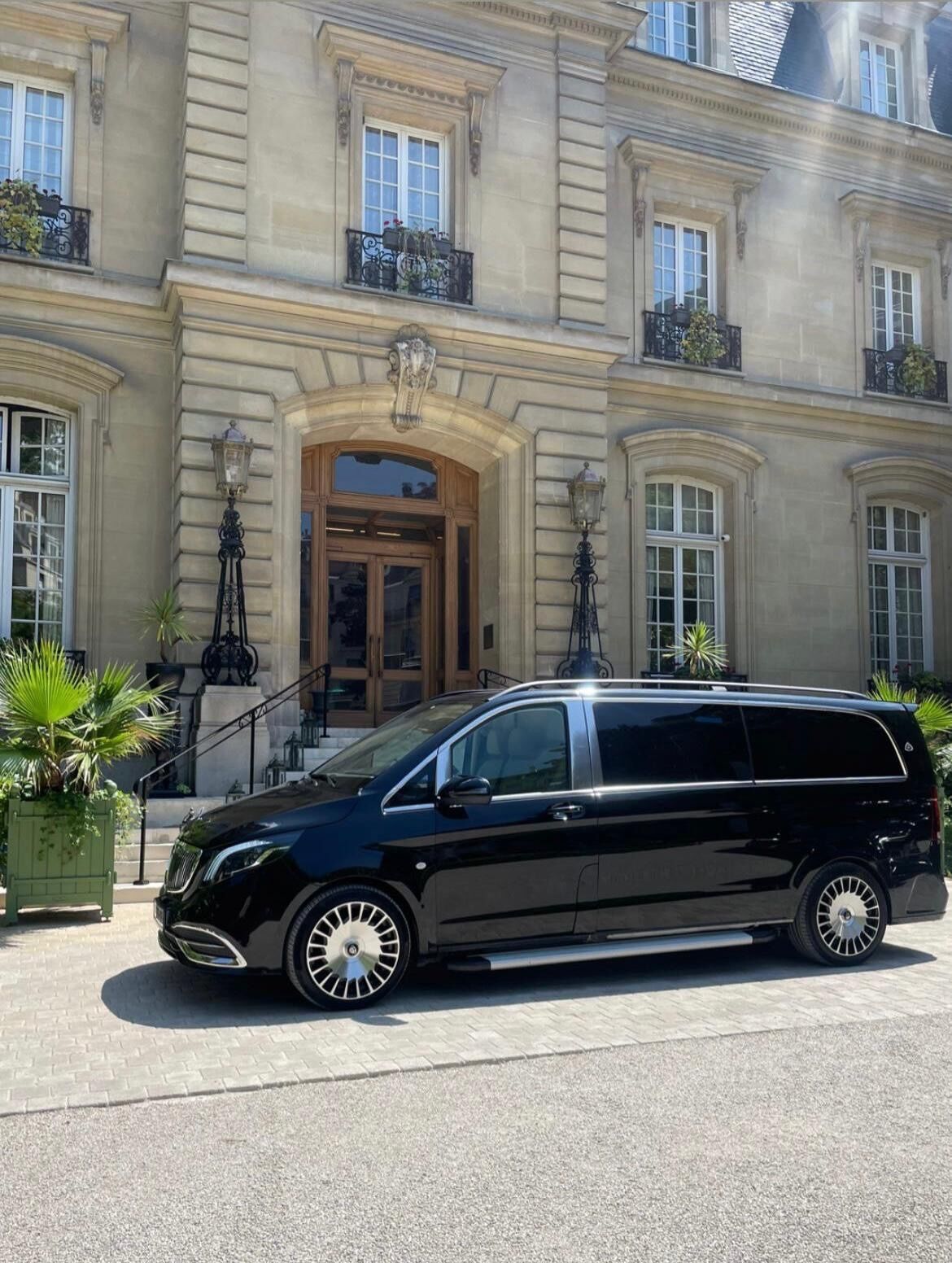 Van VIP Paris noir devant un hôtel particulier parisien — chauffeur privé Paris Centre haut de gamme