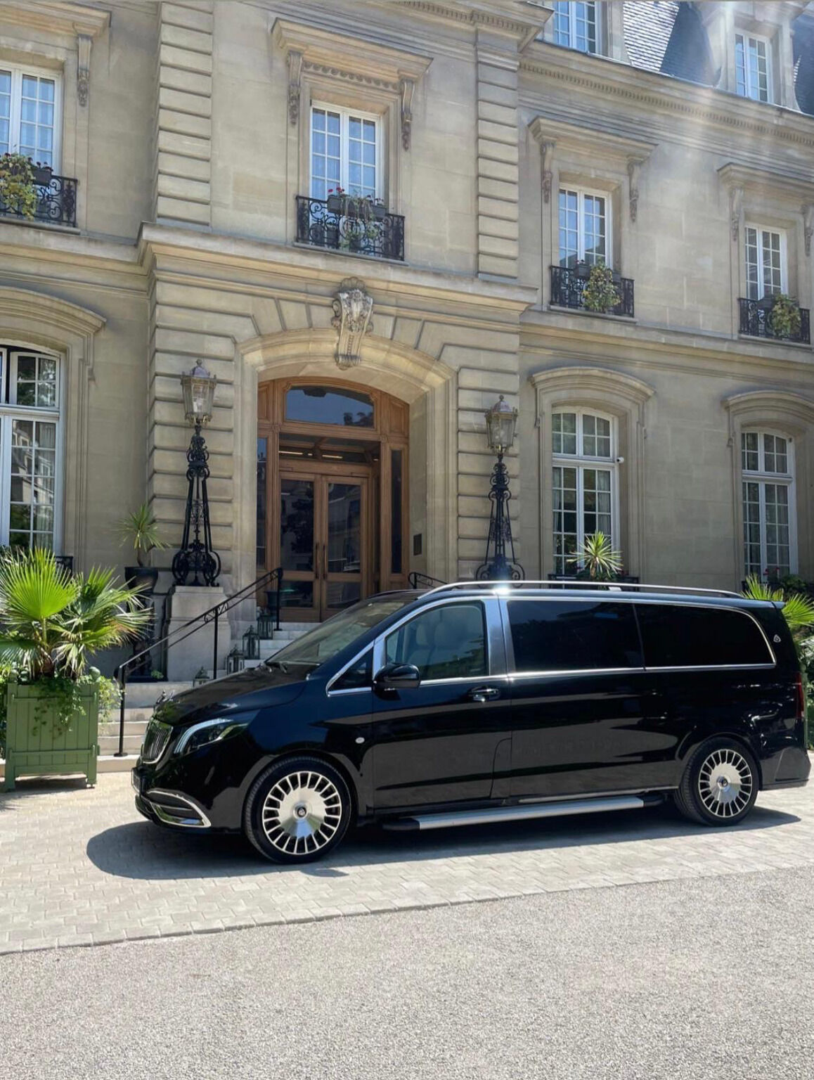 Van VIP Paris hôtel particulier soleil — chauffeur privé Île-de-France Versailles Chantilly toute la région