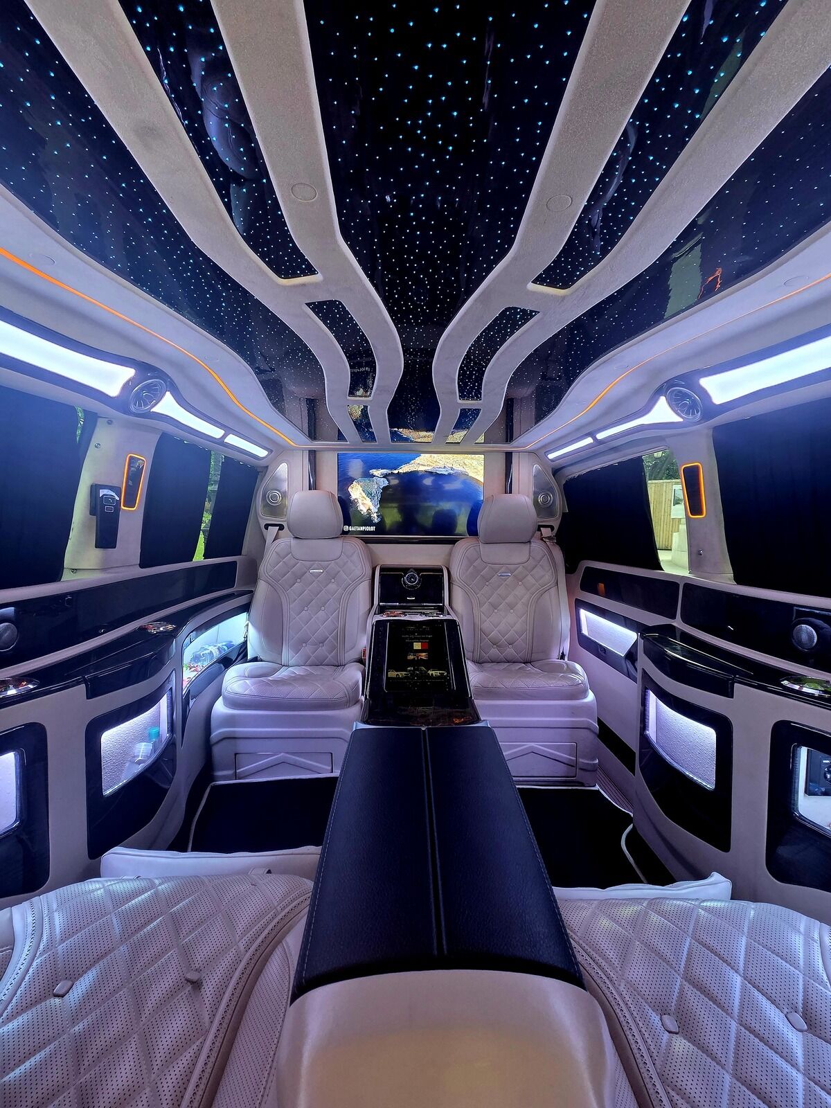 Intérieur salon blanc symétrique du Van VIP Maybach — chauffeur privé Saint-Germain-en-Laye