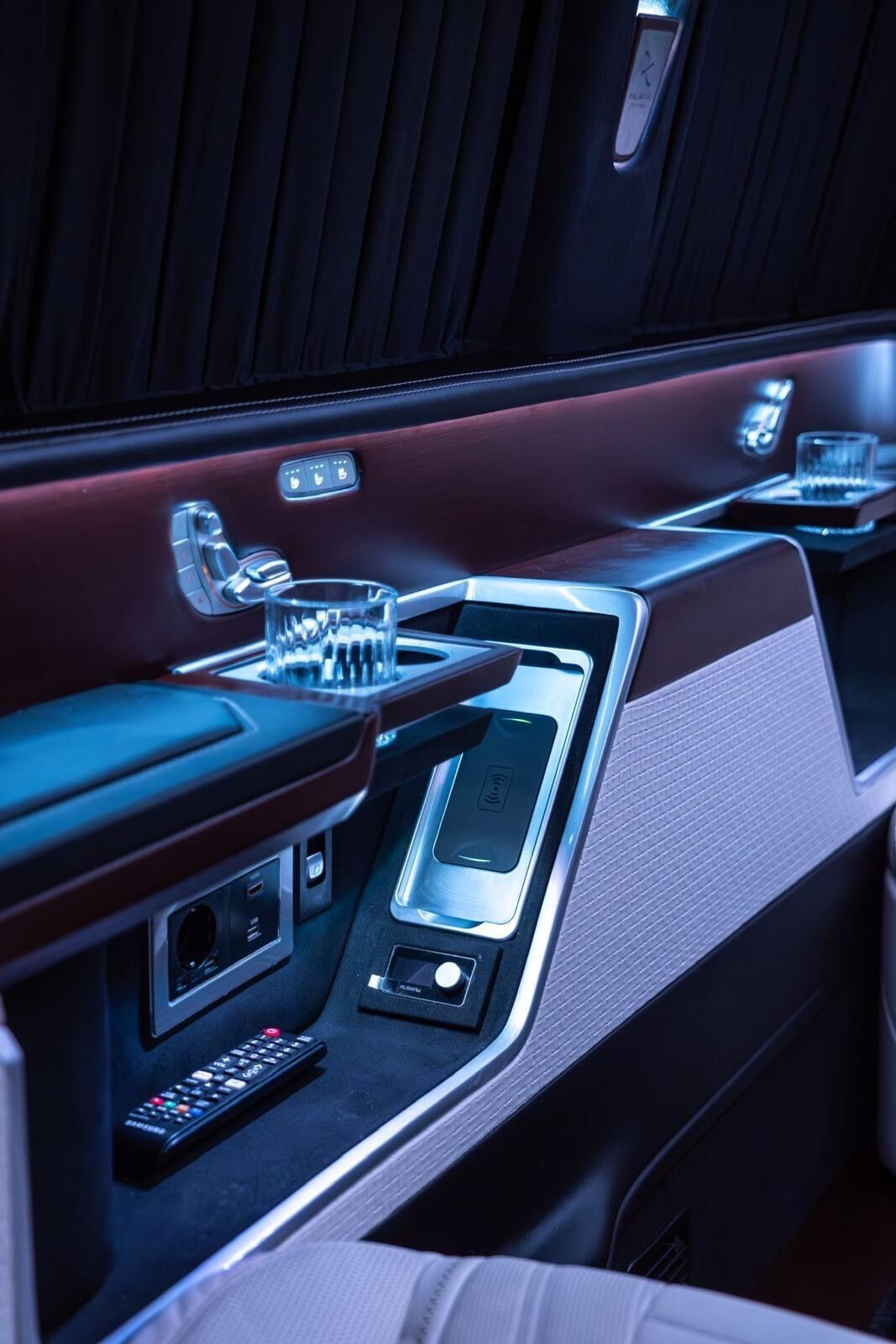 Détail console centrale en bois du Van VIP Maybach — chauffeur privé golf et loisirs Saint-Germain-en-Laye