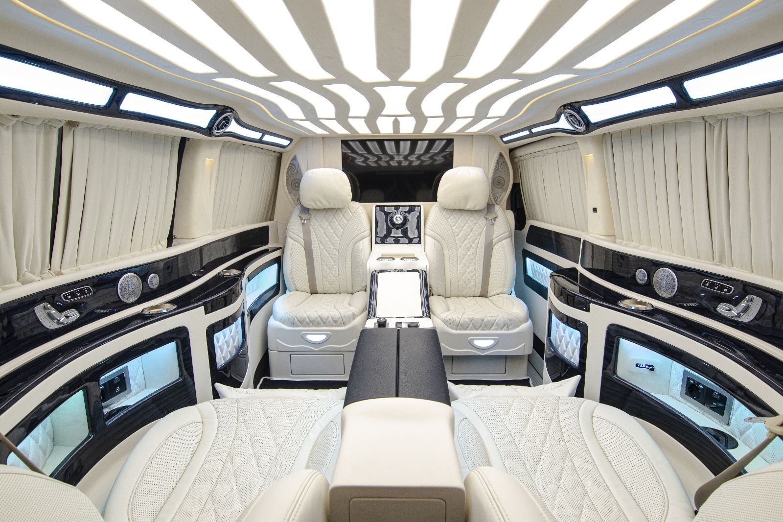 Intérieur Van VIP Paris — salon face-à-face symétrique cuir blanc