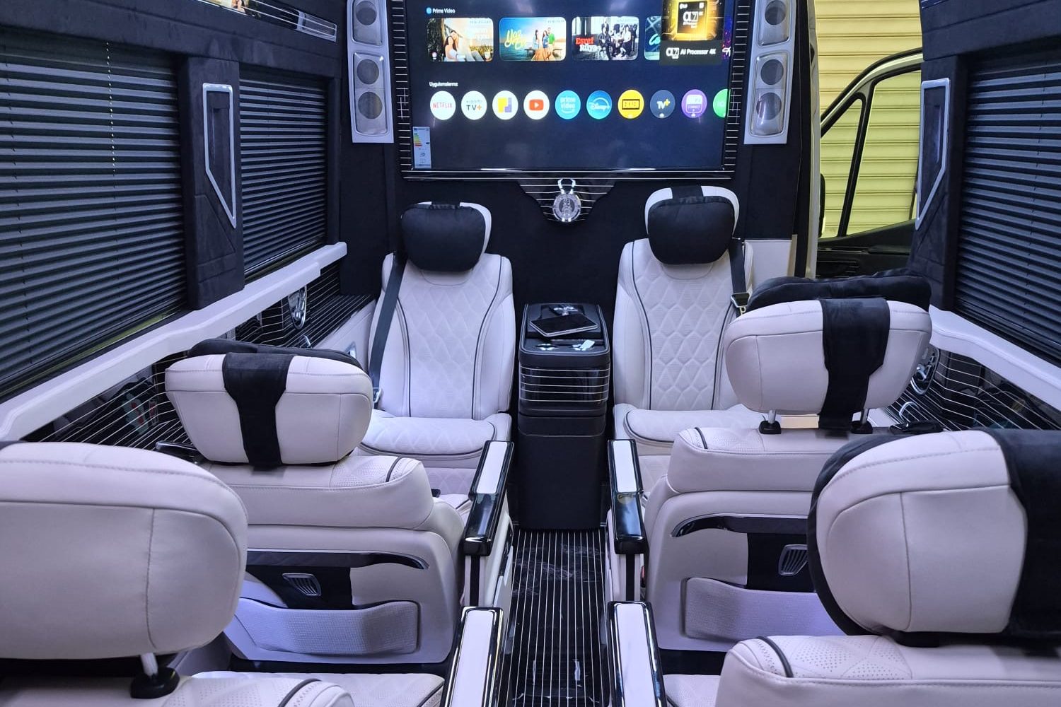 Van de luxe Paris — salon face-à-face d’un Sprinter VIP 9 places avec chauffeur, cuir et éclairage d’ambiance