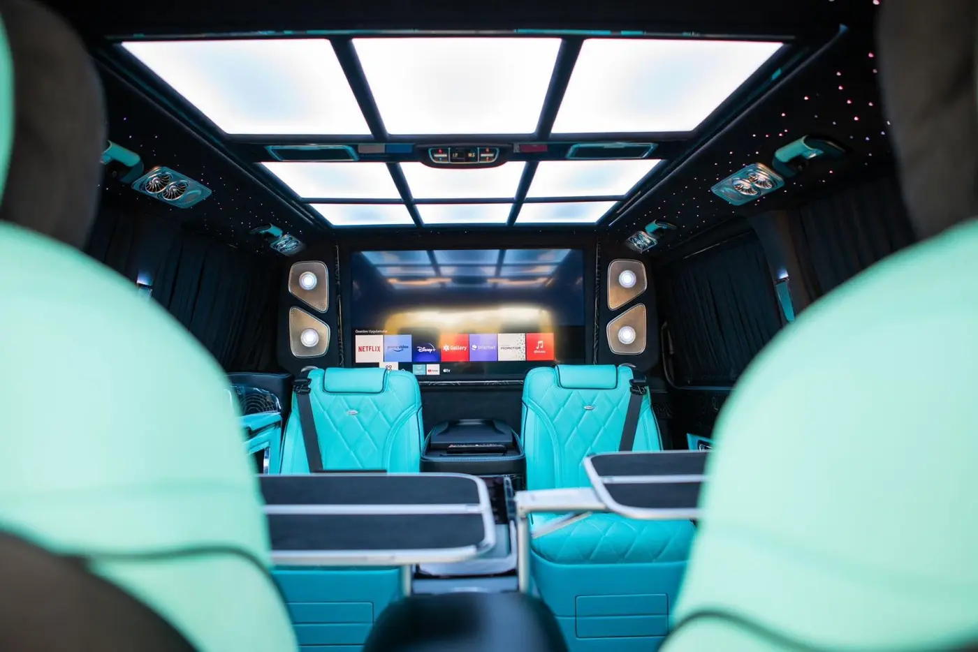 VAN VIP PARIS — Intérieur Sprinter VIP sièges turquoise écran TV toit panoramique étoilé