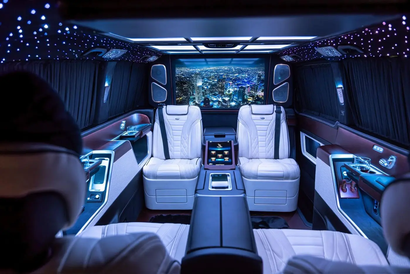VAN VIP PARIS — Intérieur van VIP sièges blanc cuir matelassé vue panoramique ville nuit