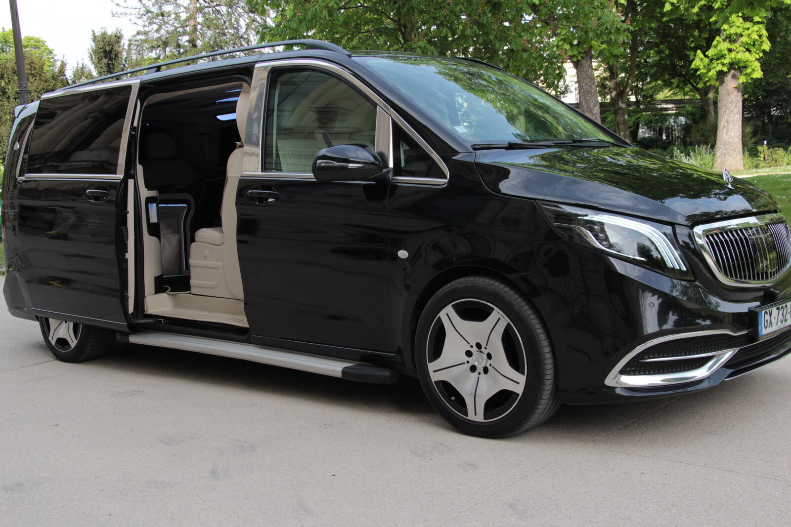 Van VIP Paris portière ouverte jour — chauffeur privé aéroport CDG Roissy Charles de Gaulle transfert VIP