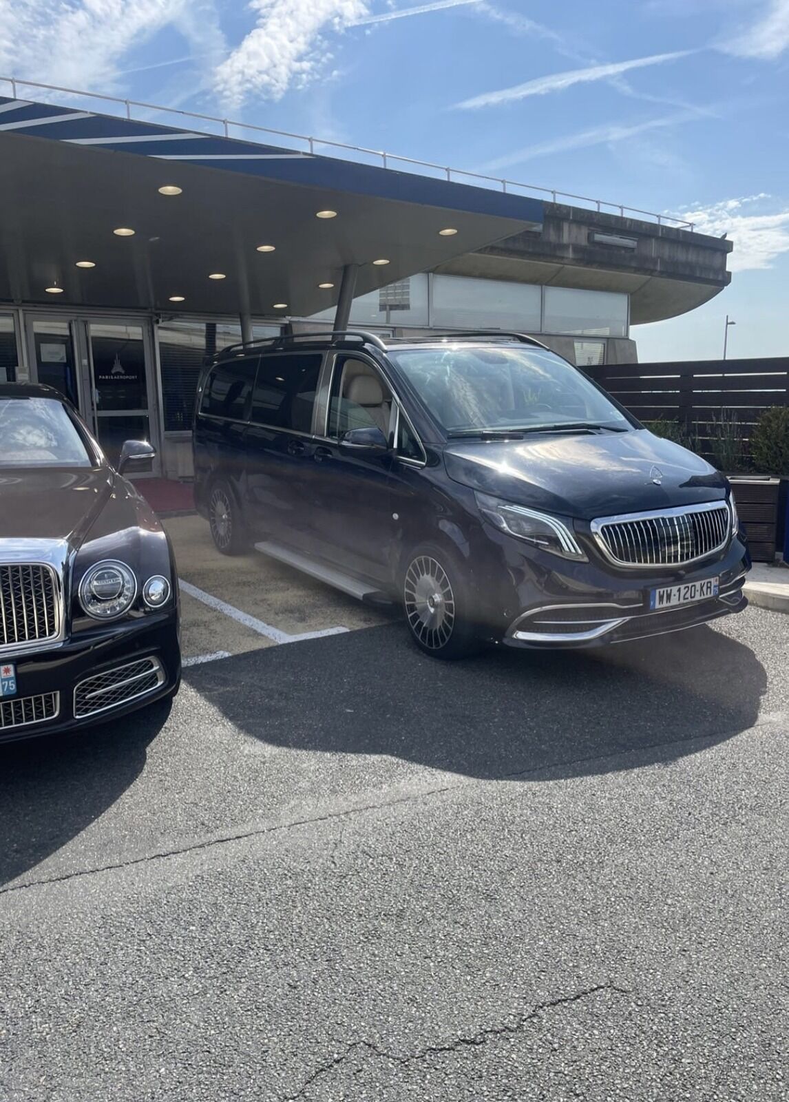 Mercedes Van VIP Paris noir devant un restaurant aéroport — transfert CDG VIP avec chauffeur privé